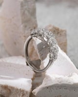 خاتم نسائي مرصع بفصوص الزركون بلون فضي