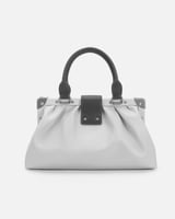 شنطة نسائية مميزة بلون بيج.