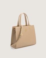 شنطة نسائية بحجم مثالي بلون بيج.