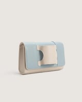 شنطة يد نسائية من الجلد بلون أزرق وبيج