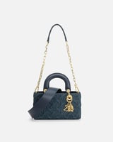 شنطة نسائية من القماش باللون الأزرق