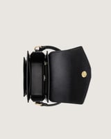 شنطة نسائية بحجم صغير بلون أسود.