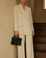 شنطة نسائية من الجلد باللون الأسود