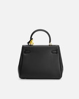 شنطة نسائية تعبر عن الأناقة العصرية بلون أسود