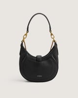 شنطة نسائية بلون أسود وبمقاس صغير.