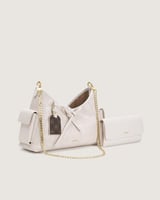 شنطة واسعة بحجم يتسع لأغراضك بلون أبيض