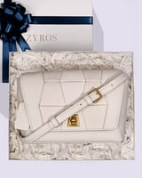 شنطة نسائية من الجلد باللون الأبيض