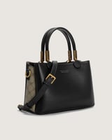 شنطة نسائية من الجلد باللون الأسود