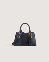 شنطة نسائية من الجلد بلون أزرق