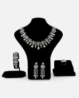 طقم نسائي ملكي باللون الفضي