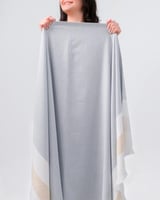 منشفة للشاطىء باللون الرمادي