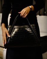 شنطة بتفاصيل فريدة وحجم واسع لإطلالة كل يوم بلون أ...