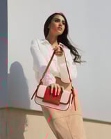 شنطة حِرفة النسائية لكل يوم بلون أبيض وأحمر.