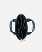 شنطة نسائية من الجلد مميزة بلون أزرق