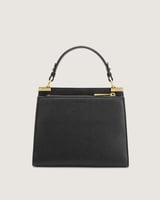 شنطة نسائية تعكس الأناقة بلون أسود