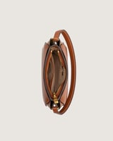 شنطة متوسطة الحجم بلونها البني المميز