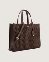 شنطة نسائية بلون بني بمقاس يناسب اطلالة كل يوم