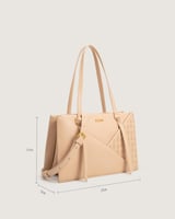 شنطة نسائية بمقاس كبير باللون الوردي