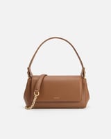 شنطة بلون بني لكل سيدة تعرف ان التميز أناقة.