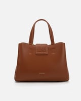 شنطة نسائية بتصميم عملي بلون بني.