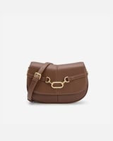 شنطة بتصميمها الأنيق بلون بني