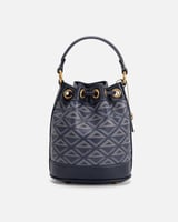 شنطة نسائية بتصميم ملفت بلون أزرق