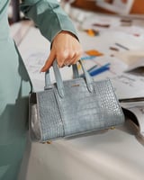 شنطة بحجم متوسط لكل يوم بلون أزرق