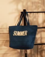 ‎ شنطة نسائية صيفية بلون أزرق.