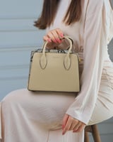 شنطة نسائية كلاسيك بلون بيج