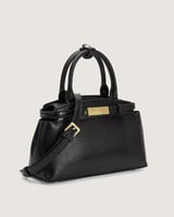 شنطة نسائية من الجلد الفاخر بلون أسود