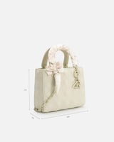 شنطة نسائية بتصميم هندسي صغيرة بلون بيج