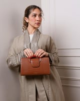 شنطة نسائية تعبر عن الأناقة بلون بني