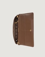 شنطة نسائية كلاسيك بلون بني.