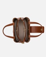 شنطة نسائية بتصميم عملي بلون بني.