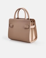 شنطة بمقاس واسع باللون البيج.