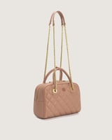 شنطة نسائية بتصميم مميز بلون وردي