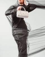 شنطة نسائية بتصميم عملي بلون بيج