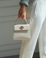 شنطة نسائية بتصميم جذاب بلون بيج