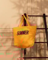 ‎ شنطة نسائية صيفية بلون أصفر.