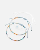 اساور من الخيوط والخرز باللون الأبيض والأزرق والأو...