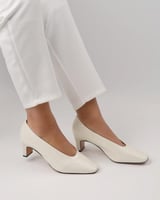 حذاء نسائي فاخر من الجلد بلون أبيض