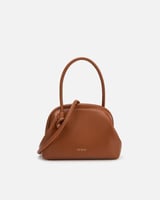 شنطة نسائية كقطعة فنية من الجلد بلون بني