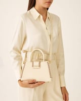 شنطة نسائية متوسطة الحجم بلون أبيض