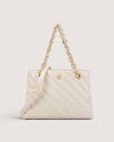 شنطة نسائية بتصميم أنيق بلون بيج.