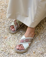 حذاء شرقي رجالي بلون بني و أبيض