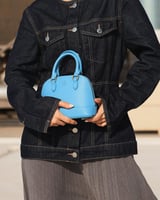 ‎ شنطة نسائية بتصميم مميز بلون أزرق