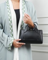 شنطة نسائية متوسطة الحجم بلون أسود