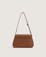 شنطة لاطلالتك العملية باللون البني.