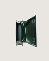 شنطة نسائية بمقاس متوسط للمناسبات بلون أخضر