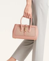 شنطة نسائية لإطلالتك العملية بلون وردي